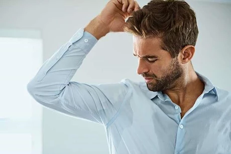 ودّع الإحراج- 8 حلول فعالة للتخلص من رائحة العرق الكريهة في الصيف