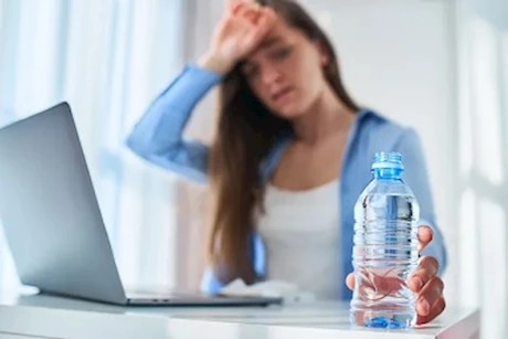 4 أسباب غير متوقعة للجفاف- كيف تحمي جسمك من نقص السوائل؟