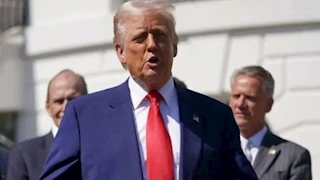 ترامب مهاجمًا رئيس الفيدرالي الأمريكي: أحمق لا يفقه شيئًا