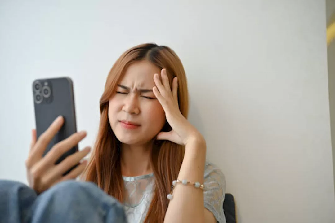 ألم العين عند النظر للهاتف- هل له دلالات خطيرة؟