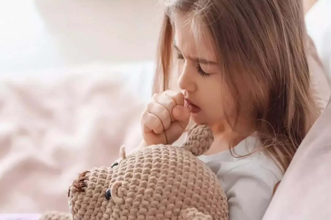 هل يمكن علاج الكحة عند الأطفال بماء الليمون؟ طبيب يوضح